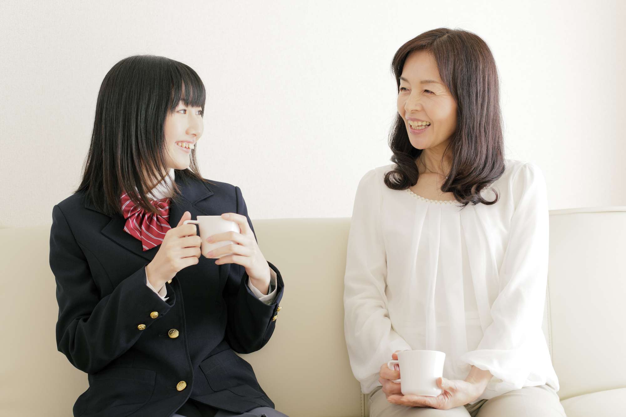 ソファでお茶を飲みながら会話する母娘