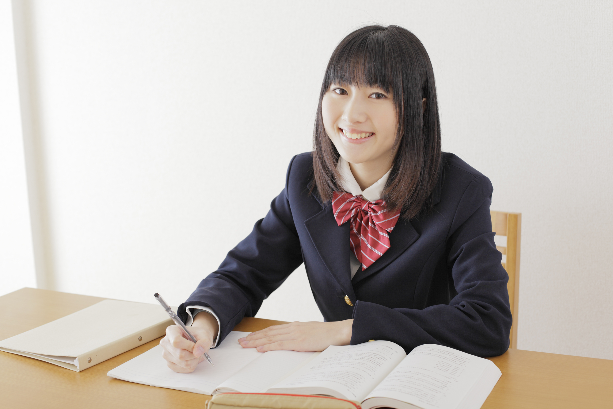 勉強するブレザー姿の女子中学生