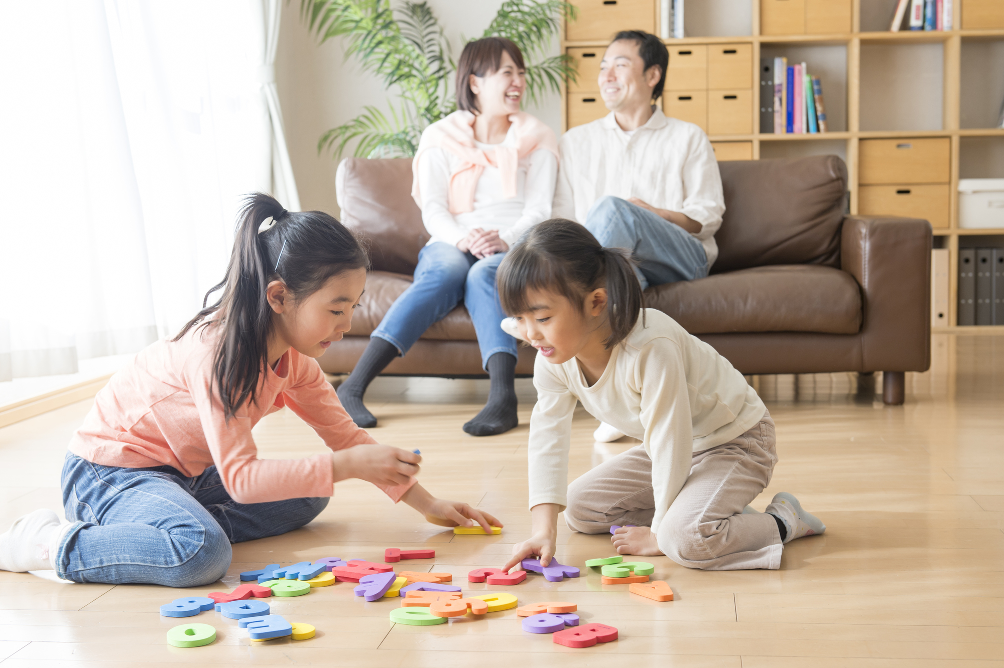 家庭で英語のパズルをする女の子