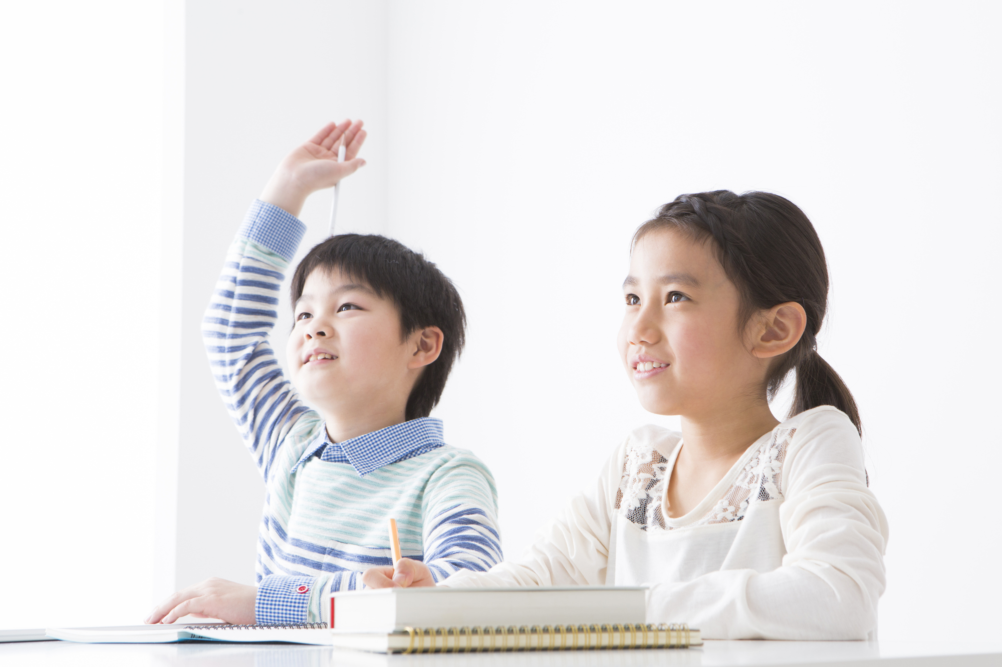 授業を受ける男の子と女の子