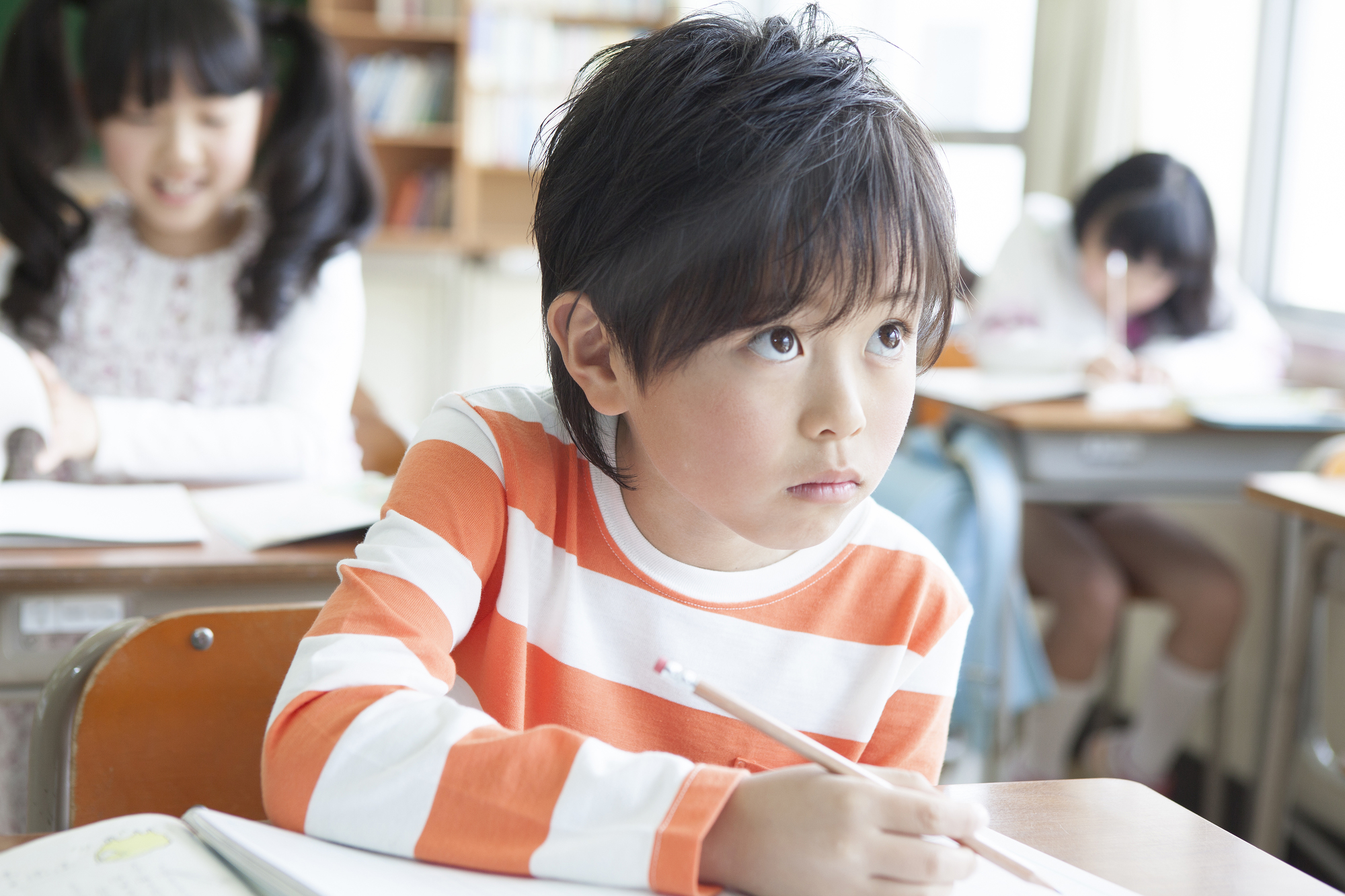 真剣に授業を聞くボーダー服の男の子