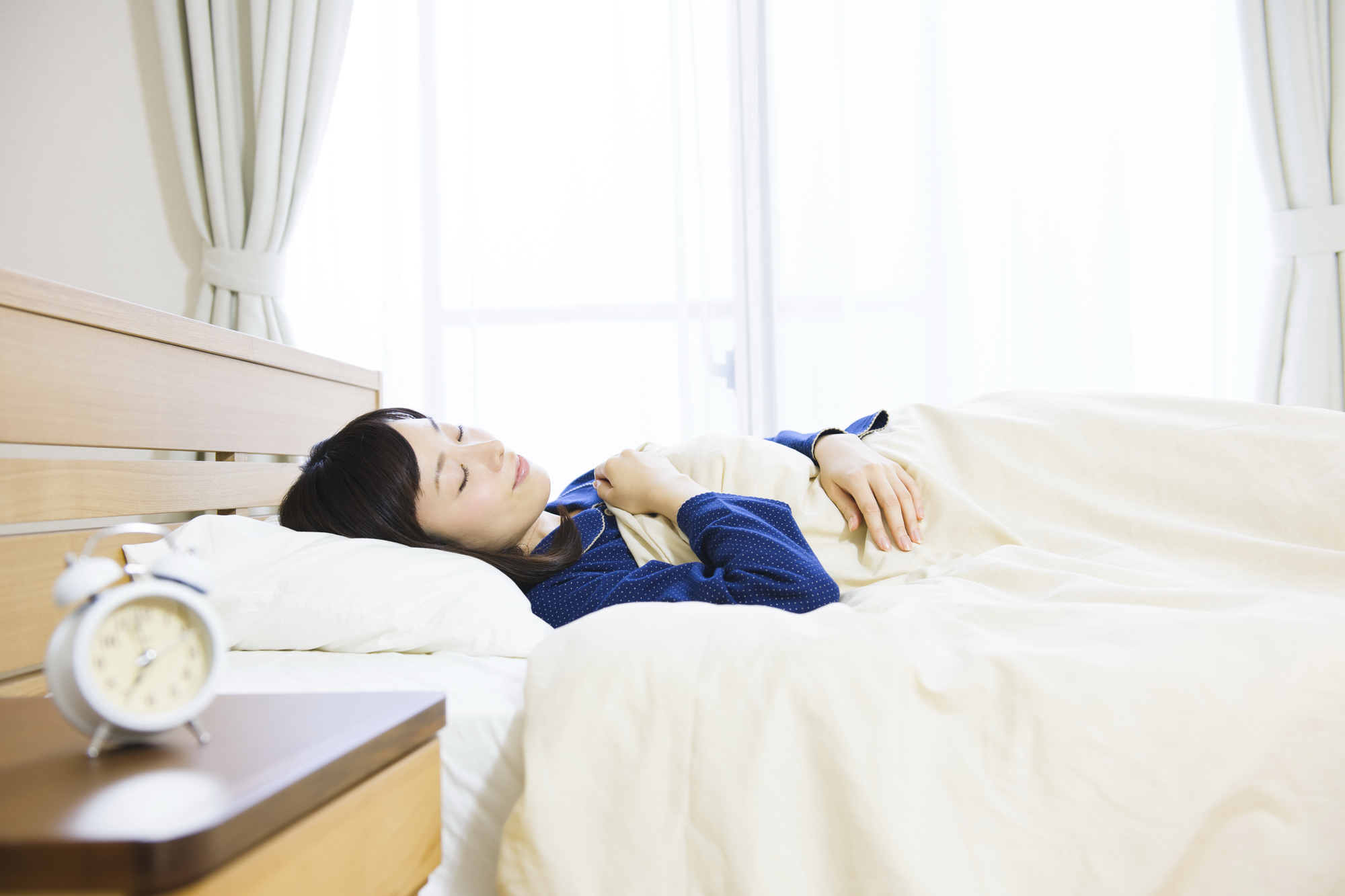 ベッドで眠っている女性