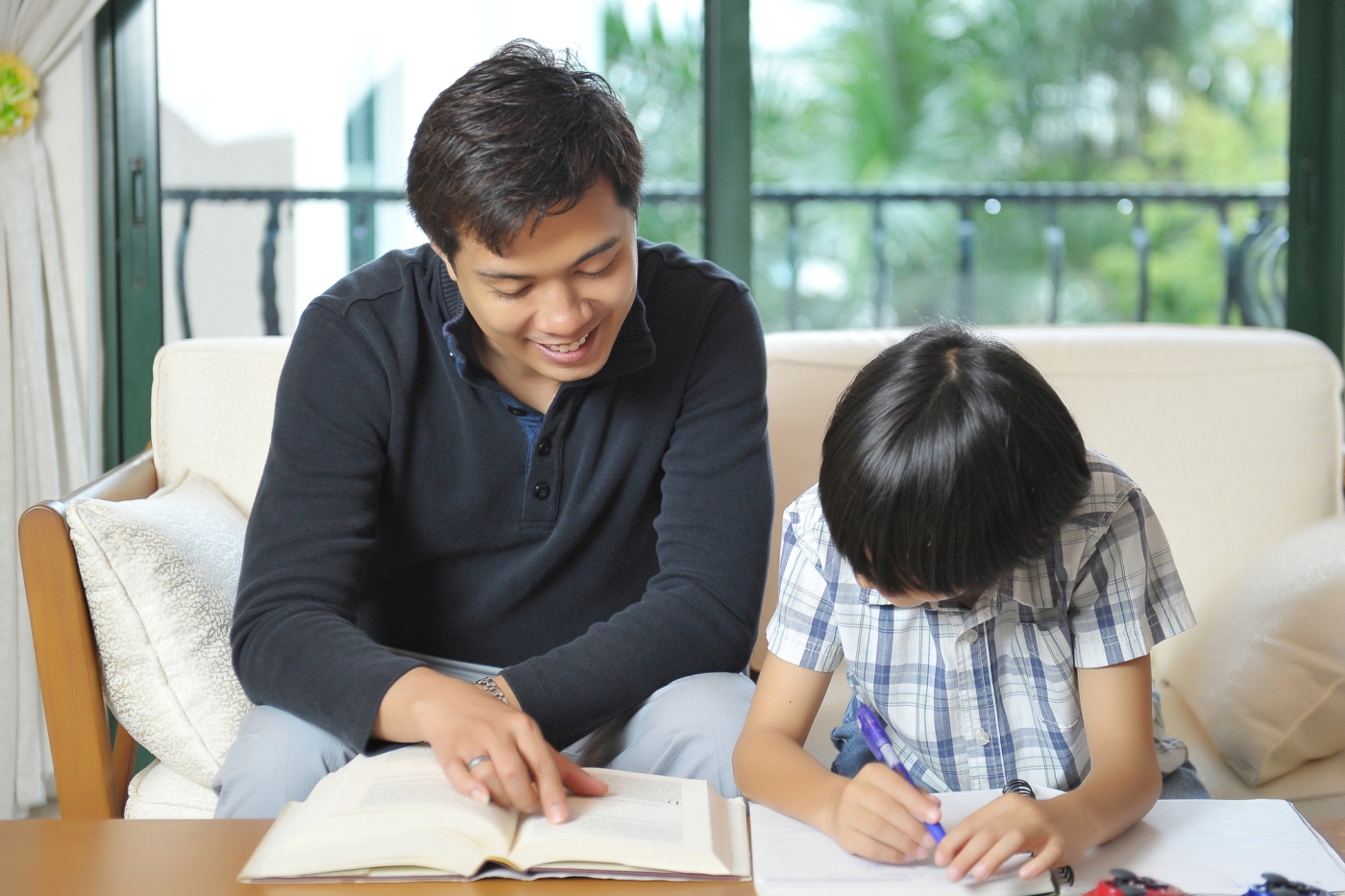 息子の勉強を見るお父さん